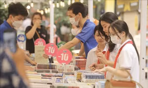 Phố Sách Hà Nội thu hút đông đảo bạn đọc 