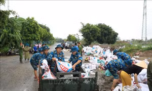 Hà Nội: Xử lý sự cố tràn bờ, sạt lở khi nước sông Nhuệ dâng