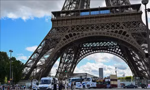 Một người bị bắt vì nhảy dù từ tháp Eiffel