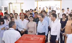 Chủ tịch Quốc hội khảo sát thực tế tại đơn vị bầu cử phường Tân Triều, tỉnh Đồng Nai