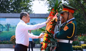 Thủ tướng Lê Minh Hưng dâng hương tưởng niệm các Anh hùng liệt sĩ tỉnh Phú Thọ