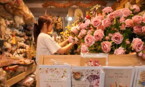Nhộn nhịp thị trường ngày 8/3, sức mua tăng mạnh
