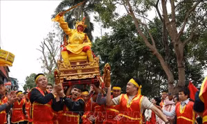 Độc đáo Lễ hội 'rước Vua' đền Sái