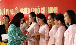 Trao tiền hỗ trợ giáo viên Trường Song ngữ Lào - Việt Nam Nguyễn Du