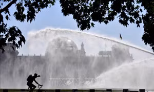 Châu Âu 'vã mồ hôi' vì nắng nóng