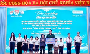 Trao học bổng Vừ A Dính cho học sinh dân tộc thiểu số, vùng biển đảo