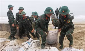 Thu gom, xử lý xong dầu vón cục trôi dạt vào bờ biển huyện Phú Lộc (Huế)