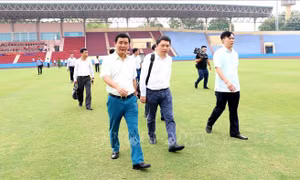 Người hâm mộ đội nắng xếp hàng mua vé trận U23 Việt Nam - U23 Myanmar