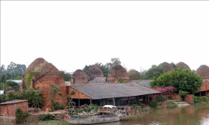 Phát huy giá trị làng nghề Mang Thít gắn với phát triển du lịch