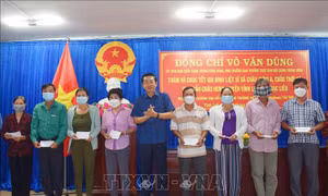 Lãnh đạo Ban Nội chính Trung ương thăm, tặng quà Tết các gia đình liệt sỹ tại Bạc Liêu