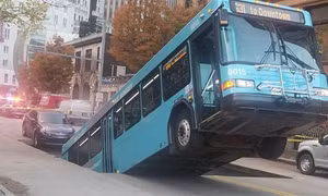 Bất ngờ xuất hiện hố sụt lún tử thần 'nuốt' gần nửa xe buýt 
