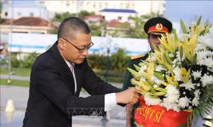 Dâng hương tri ân các liệt sỹ quân tình nguyện Việt Nam tại Campuchia