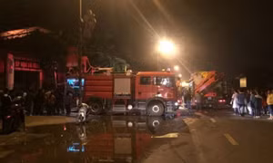 Cháy ngôi nhà 5 tầng bán giày dép tại Phú Xuyên, Hà Nội