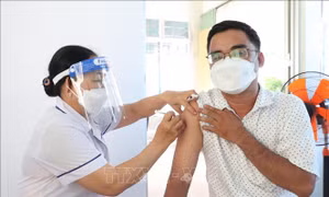 Những bóng hồng khoác áo blouse trắng nơi tuyến đầu chống dịch