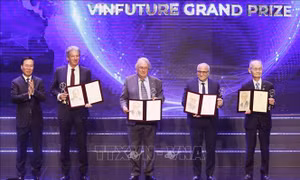 Giải thưởng Chính của VinFuture 2023: Phát minh về pin mặt trời và lưu trữ bằng pin Lithium-ion