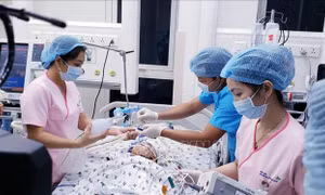 Sức khỏe cặp song sinh dính liền được tách rời tiến triển tốt