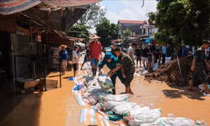 Nước sông Cầu cao trên báo động 3, hơn 2.400 hộ dân ở xã Trung Giã (Hà Nội) bị cô lập