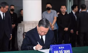 Xúc động những dòng ghi sổ tang viếng nguyên Chủ tịch nước Trần Đức Lương