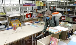 Hà Nội phun thuốc khử trùng toàn bộ cơ sở giáo dục