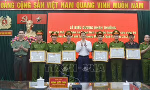 Khen thưởng lực lượng giải cứu bé gái bị khống chế trên mái nhà