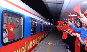 Đôi tàu Thống Nhất lăn bánh kỷ niệm 50 năm Giải phóng miền Nam, thống nhất đất nước