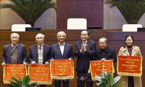 Ủy ban Thường vụ Quốc hội gặp mặt các đồng chí nguyên lãnh đạo Quốc hội