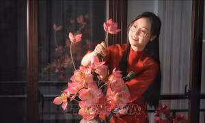 Độc đáo những chiếc bánh Trung thu đẹp như một bình hoa nghệ thuật