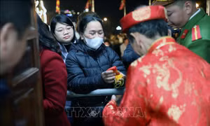 Lễ phát lương Đức Thánh Trần tại đền Trần Thương