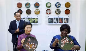 Phu nhân Tổng Bí thư, Chủ tịch nước và Phu nhân Tổng thống Mozambique tham quan Bảo tàng Mỹ thuật Việt Nam
