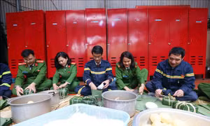 Cảnh sát PCCC Thủ đô vừa gói bánh chưng vừa ứng trực Tết