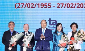 Thủ tướng: Đội ngũ thầy thuốc là những người lính xung kích trên mặt trận phòng, chống dịch bệnh