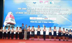 Trao tặng 290 suất học bổng Vừ A Dính cho con em gia đình quân nhân