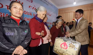 Trao quà Tết cho các đối tượng chính sách ở vùng khó khăn