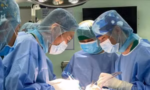Cứu sống cụ ông 99 tuổi bị gãy chân kèm nhiều bệnh nền