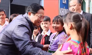 Thủ tướng thăm Trường Phổ thông Dân tộc bán trú Tiểu học Pa Tần