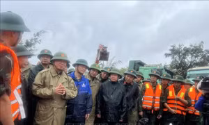 Phó Thủ tướng Trần Hồng Hà kiểm tra việc khắc phục sự cố kè biển tại Ninh Bình