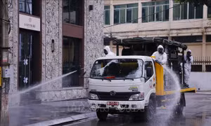 Binh chủng Hóa học phun thuốc tiêu độc, khử trùng khu vực phố Trúc Bạch, Hà Nội