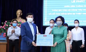  Trong gian khó càng phải chung sức, đồng lòng