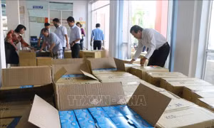 Cục Hải quan An Giang chuyển giao gần 230.000 khẩu trang y tế phục vụ phòng, chống dịch