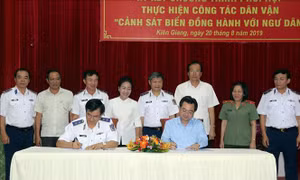 Phối hợp thực hiện công tác dân vận 'Cảnh sát Biển đồng hành cùng ngư dân'