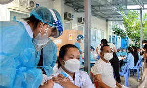 Tỉ lệ bao phủ vaccine ngừa COVID-19 tại Campuchia đạt gần 95%