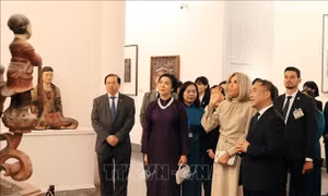 Phu nhân Tổng Bí thư và Phu nhân Tổng thống Pháp thăm Bảo tàng Mỹ thuật Việt Nam