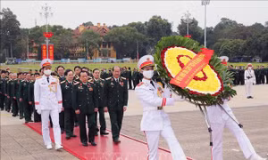 Đại biểu dự Đại hội Hội Cựu chiến binh Việt Nam vào Lăng viếng Bác
