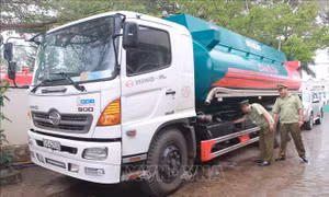 Tạm giữ xe bồn chở 20.000 lít xăng không rõ nguồn gốc
