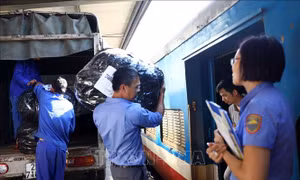 Ngành Đường sắt bắt đầu vận chuyển hàng cứu trợ vào miền Trung