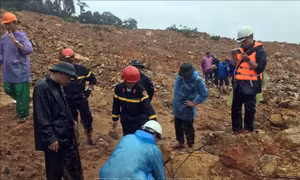 Lên phương án phá nổ tảng đá trên 30m3 để thông đường vào Rào Trăng 3