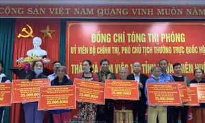 Phó Chủ tịch Quốc hội thăm, tặng quà người dân bị thiệt hại do mưa lũ