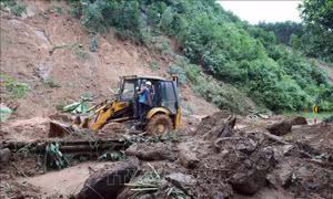 Mưa lũ tại miền Trung: Vẫn còn gần 60 vị trí trên các tuyến quốc lộ bị ách tắc