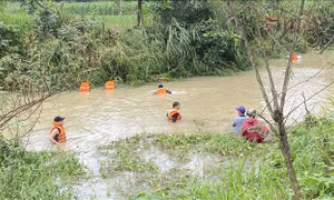 Người dân cẩn trọng khi đi qua tràn, khu vực trũng thấp dễ xảy thiên tai