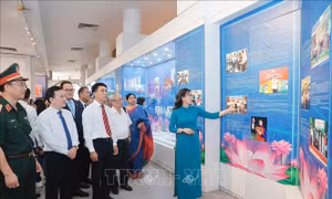Hơn 200 tài liệu, hiện vật trưng bày tại Triển lãm 'Những tấm gương bình dị mà cao quý'